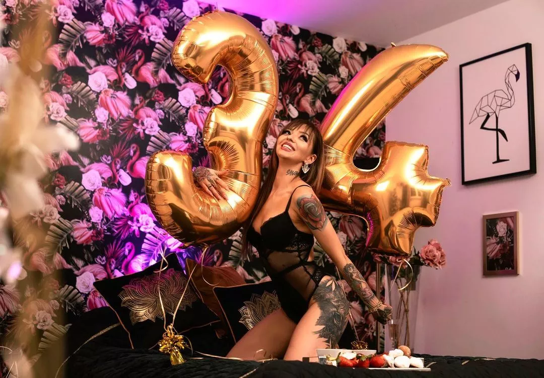 Śliczna gwiazda disco polo w zmysłowej bieliźnie świętuje urodziny. Artystka czuje się wyśmienicie! 
